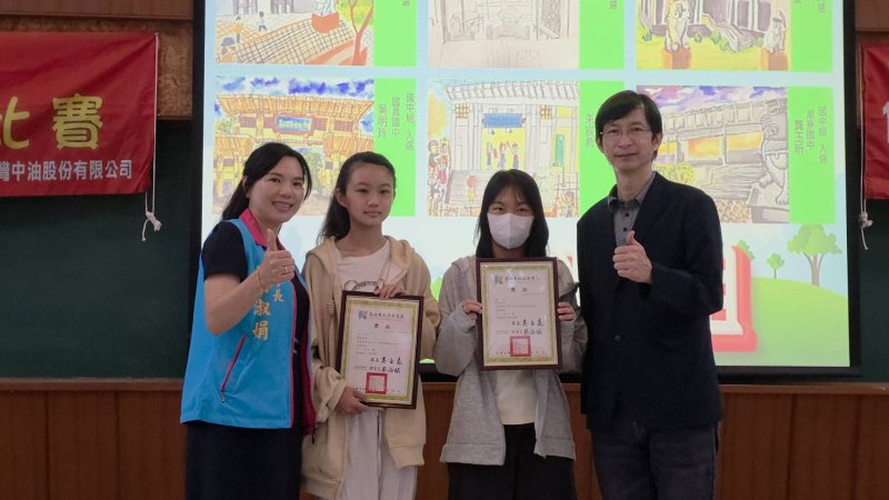 高雄市教育局專門委員張紋誠(右)為「115年度校際寫生比賽」進行頒獎。(漾新聞記者陳雯萍攝)