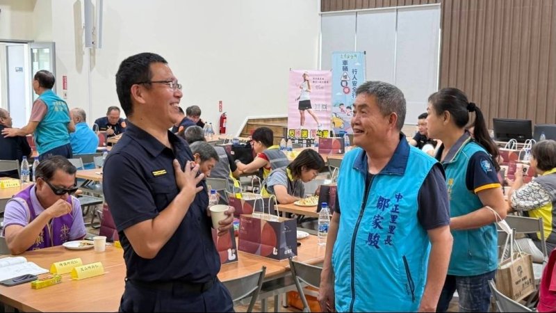 鳳山分局舉辦與里長有約活動，邀里長們面對面，交流道安的想法，展現警民共同守護社區安全的高度共識。