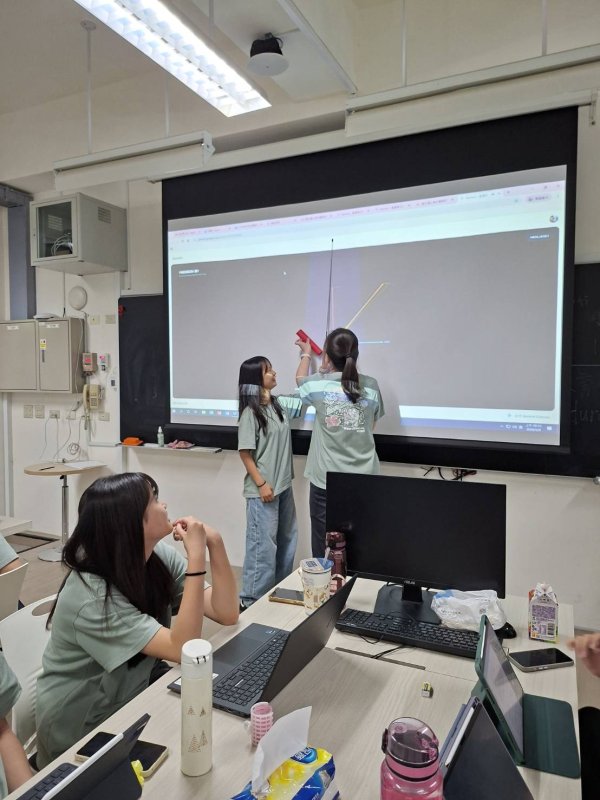 第三組《The Dynamics of Vectors: The Aircraft Landing Challenges》進行成果發表彩排演練,透過情境式模擬與動態展示,深入解析向量在飛機降落中的應用與挑戰,展現數學結合航空議題的跨域學習成果。 第三組《The Dynamics of Vectors: The Aircraft Landing Challenges》進行成果發表彩排演練,透過情境式模擬與動態展示,深入解析向量在飛機降落中的應用與挑戰,展現數學結合航空議題的跨域學習成果。