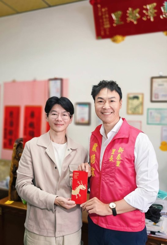 籌辦這次活動的高師大成教所組發班學生，左為高雄市國際按摩專業研究發展協會創會理事長潘竪涵，右為鳳山區新泰里里長歐諺霖。