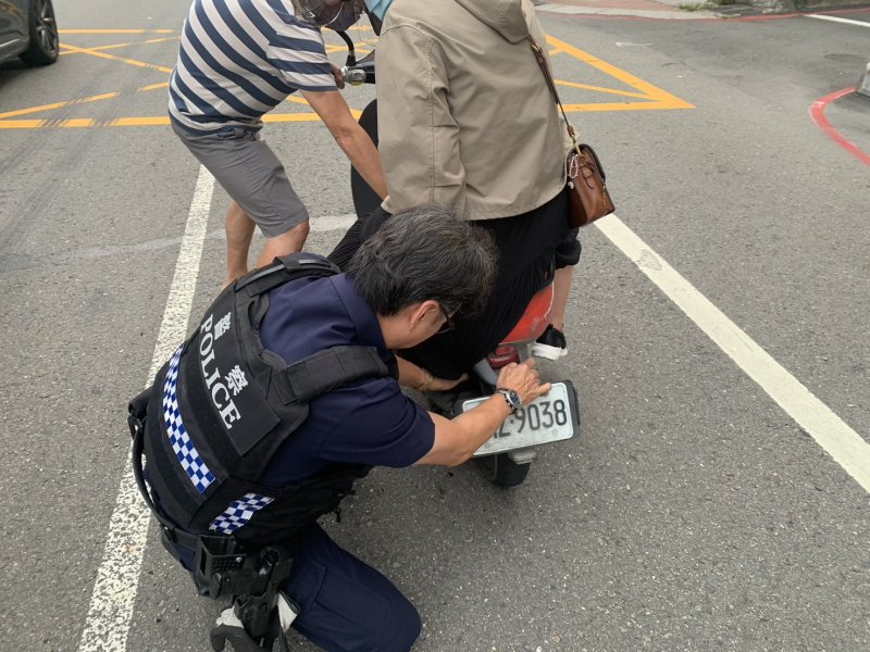 長裙捲入機車後輪驚魂一刻 鳳警徒手排除危機化解險境。 長裙捲入機車後輪驚魂一刻 鳳警徒手排除危機化解險境。