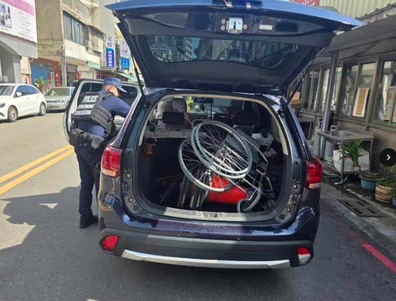 警車變身守護專車 三多警暖心護送輪椅婦人平安返家。 警車變身守護專車 三多警暖心護送輪椅婦人平安返家。