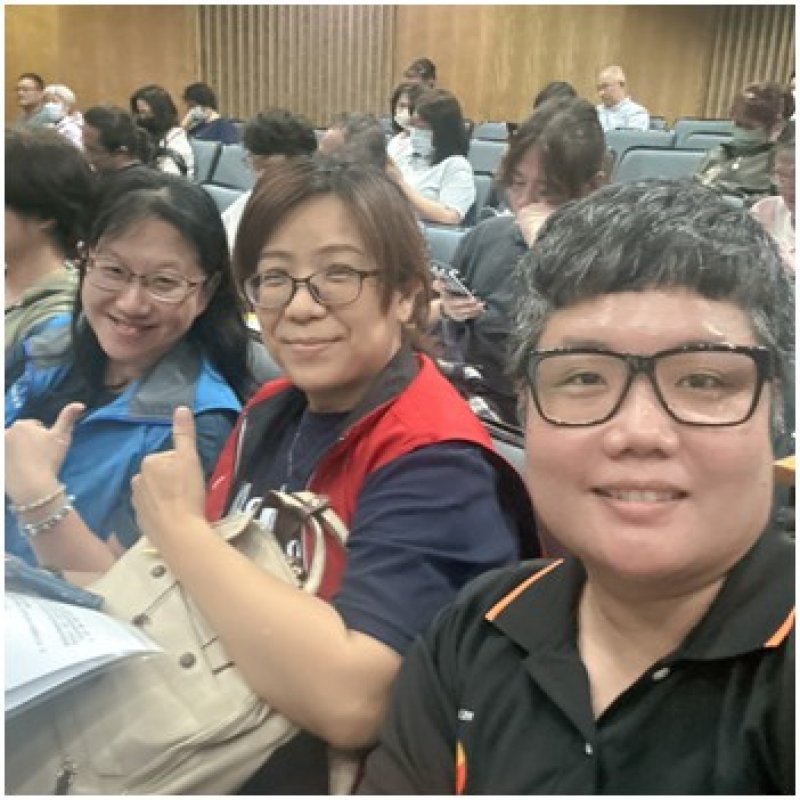 高雄市教師職業工會副理事長李雅文(中)代表工會出席，並與臺南市教育產業工會理事長陳葦芸、屏東縣教育產業工會理事長郭瑋真共同完成9分鐘的發言。