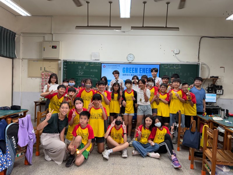 教學推廣團隊與仁武國小師生合影。