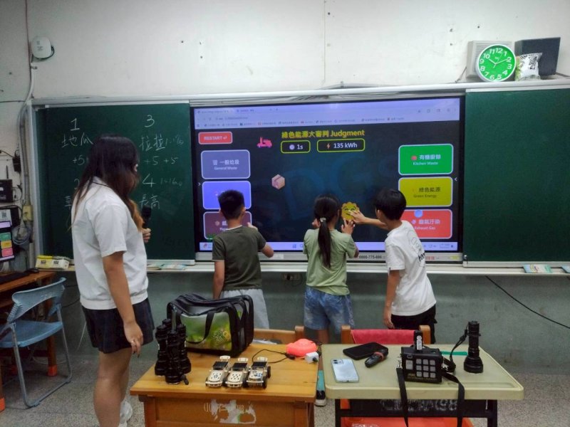 仁武高中學生設計綠色能源程式小遊戲。
