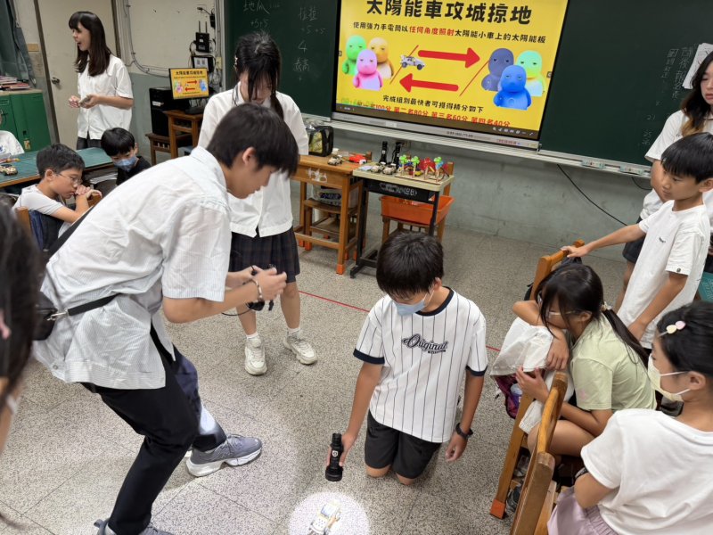 仁武國小學生進行太陽能車實作體驗。