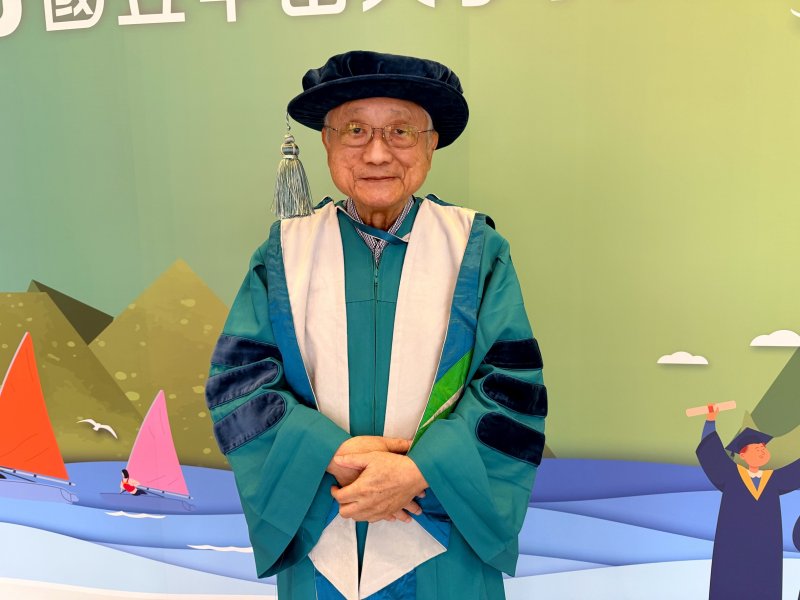 中山大學中文系有史以來年紀最長的86歲博士班畢業生周肇基,以行動詮釋終身學習精神。 中山大學中文系有史以來年紀最長的86歲博士班畢業生周肇基,以行動詮釋終身學習精神。
