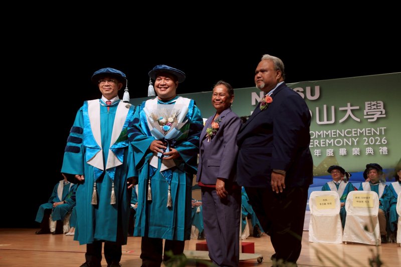 中山大學首位即將畢業的帛琉籍博士生艾博內(左二),獲帛琉共和國駐台代辦歐儒侃(右一)親自到場獻花祝賀。 中山大學首位即將畢業的帛琉籍博士生艾博內(左二),獲帛琉共和國駐台代辦歐儒侃(右一)親自到場獻花祝賀。