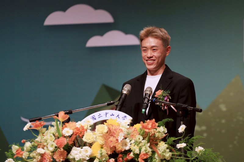 國立中山大學畢業典禮邀請羽球世界排名第8、台灣首位全英羽球公開錦標賽男子單打冠軍林俊易擔任致詞貴賓,他以自身在國際賽場上突破低潮、迎向高峰的歷程,勉勵畢業生堅持初心、勇敢前行。 國立中山大學畢業典禮邀請羽球世界排名第8、台灣首位全英羽球公開錦標賽男子單打冠軍林俊易擔任致詞貴賓,他以自身在國際賽場上突破低潮、迎向高峰的歷程,勉勵畢業生堅持初心、勇敢前行。