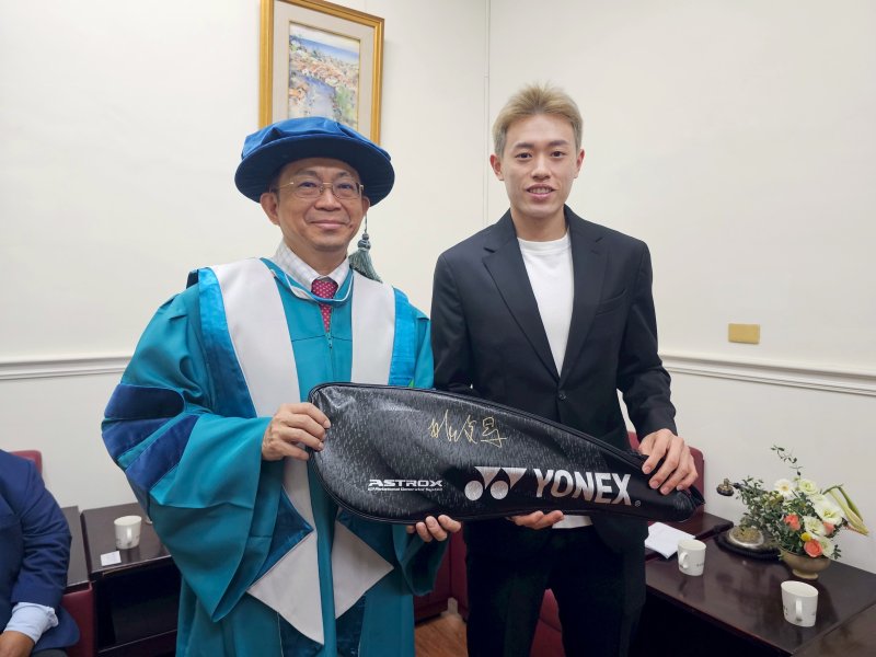 羽球國手林俊易(右)致贈中山大學校長李志鵬(左)親筆簽名羽球拍。 羽球國手林俊易(右)致贈中山大學校長李志鵬(左)親筆簽名羽球拍。