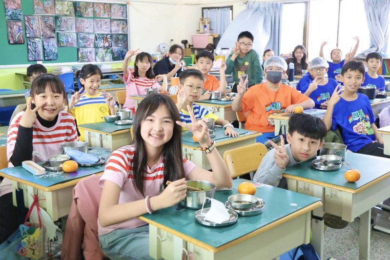 回應多位議員在總質詢爭取,高雄市政育局今天宣布市長陳其邁的政策,由教育局長吳立森宣布,公私立國中、國小全部納入今年8月上路的營養午餐免費政策。 回應多位議員在總質詢爭取,高雄市政育局今天宣布市長陳其邁的政策,由教育局長吳立森宣布,公私立國中、國小全部納入今年8月上路的營養午餐免費政策。