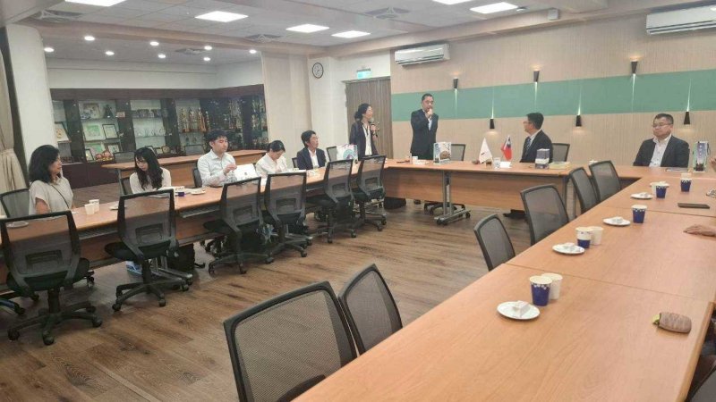日本熊本市教育委員會遠藤洋路教育長致詞，介紹熊本市教育概況，期待與新興高中展開實質教育交流。教育長表達國中音樂藝才班優秀同學木管四重精湛演繹日本動畫名曲，一行人備感溫暖，陶醉在悠揚樂音中，感佩學校的用心安排！