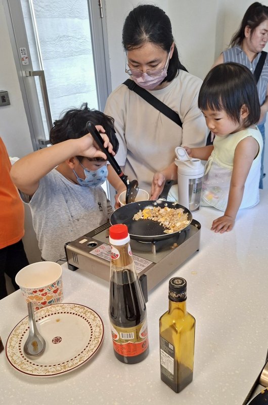年僅6歲的小廚師,跟著老師步驟獨立完成煎蛋與拌飯,吃得津津有味。 年僅6歲的小廚師,跟著老師步驟獨立完成煎蛋與拌飯,吃得津津有味。
