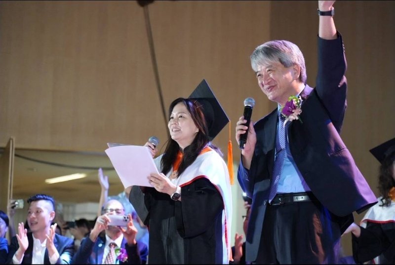 校長、院長與師長以歌聲祝福。 校長、院長與師長以歌聲祝福。