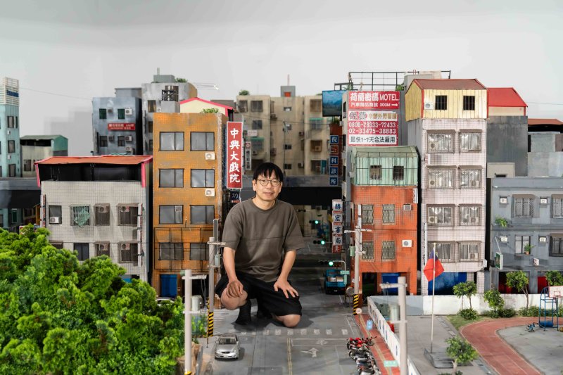藝術家張立人與《戰鬥之城》城市模型合影。以自身身體為比例尺、依憑記憶空間尺度。 藝術家張立人與《戰鬥之城》城市模型合影。以自身身體為比例尺、依憑記憶空間尺度。