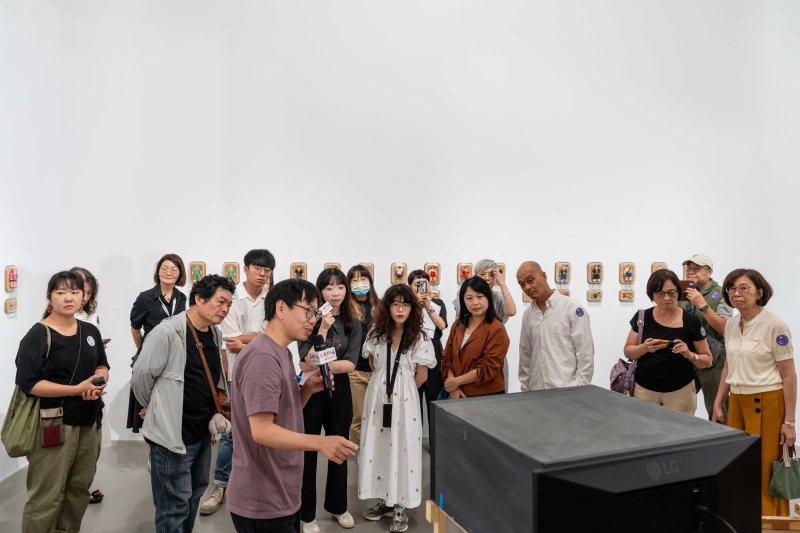 藝術家張立人與策展人劉依盈現場導覽,解說《?? : 戰鬥之城》。 藝術家張立人與策展人劉依盈現場導覽,解說《?? : 戰鬥之城》。