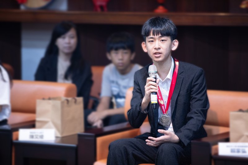 榮獲「傑出志工獎」的賴家弘創立慈善組織「IDEAS Taiwan」,透過免費營隊及公益藝術展募集資源,協助弱勢孩童獲得更多學習與成長機會。 榮獲「傑出志工獎」的賴家弘創立慈善組織「IDEAS Taiwan」,透過免費營隊及公益藝術展募集資源,協助弱勢孩童獲得更多學習與成長機會。