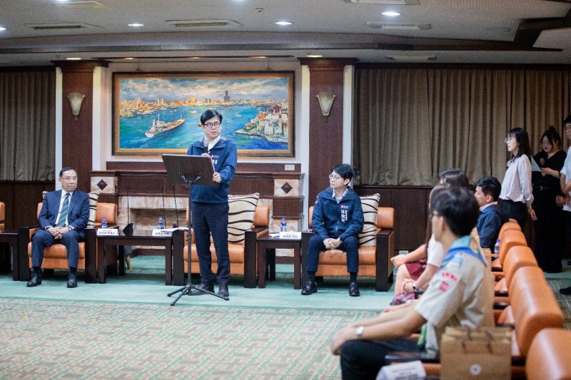 . 陳其邁市長(中)與獲獎青年志工交流互動,肯定青年以實際行動投入公益服務,為社會注入更多溫暖與力量。 . 陳其邁市長(中)與獲獎青年志工交流互動,肯定青年以實際行動投入公益服務,為社會注入更多溫暖與力量。