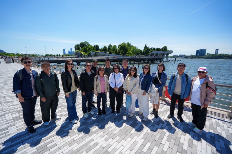 議長康裕成等一行人參訪美國漂浮公園。(高雄市議會提供) 議長康裕成等一行人參訪美國漂浮公園。(高雄市議會提供)
