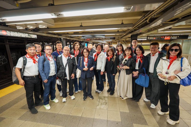 高雄市議會訪問團參訪紐約地鐵&紐約車站。(高雄市議會提供) 高雄市議會訪問團參訪紐約地鐵&紐約車站。(高雄市議會提供)