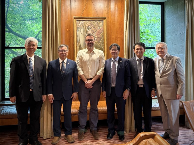 高雄醫學大學訪團拜訪牛津大學醫學科學部(Medical Sciences Division)研究小組負責人Prof. Dan Woodcock(左三)、牛津大學St Edmund Hall OXCEP課程主席Dr. Frank Hwang(右一)。 高雄醫學大學訪團拜訪牛津大學醫學科學部(Medical Sciences Division)研究小組負責人Prof. Dan Woodcock(左三)、牛津大學St Edmund Hall OXCEP課程主席Dr. Frank Hwang(右一)。