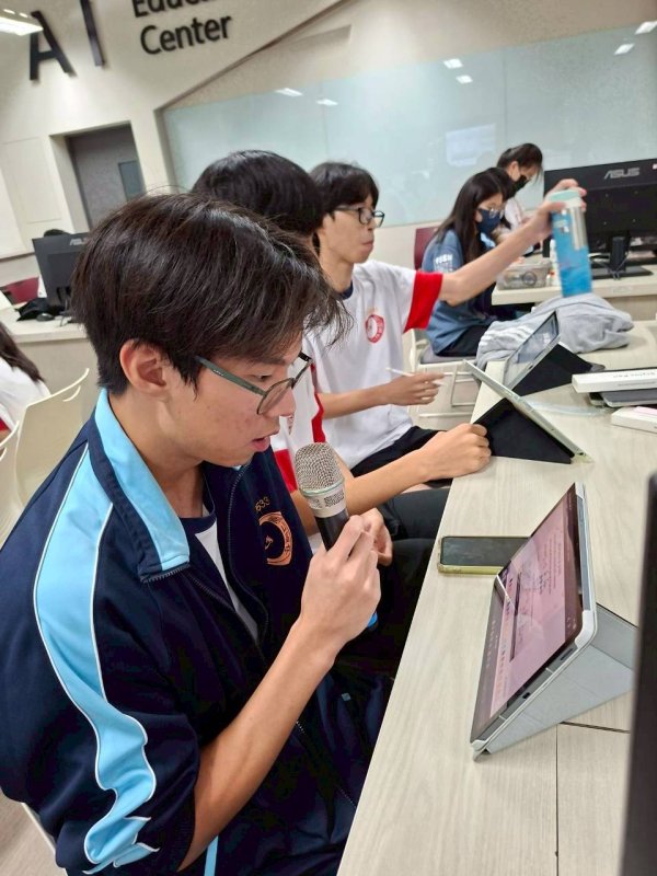 課程中,學生以全英文完整說明解題思路與推理歷程,從數學概念理解到解題步驟表達皆需清楚呈現,不僅強化數學邏輯思維,也同步提升雙語溝通與表達能力。 課程中,學生以全英文完整說明解題思路與推理歷程,從數學概念理解到解題步驟表達皆需清楚呈現,不僅強化數學邏輯思維,也同步提升雙語溝通與表達能力。