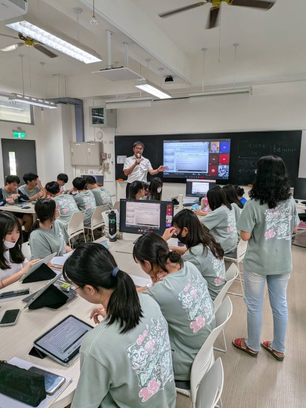國立鳳山高中校長吳曉暢表示,這樣兼具創新與前瞻性的課程規劃十分難能可貴,從課程設計、跨校協作到遠距教學的實施,都充滿挑戰。然而,正因如此,更能培養學生自主學習、溝通表達、科技應用與跨域整合等核心素養,讓學生具備迎向AI時代與國際競爭所需的關鍵能力。 國立鳳山高中校長吳曉暢表示,這樣兼具創新與前瞻性的課程規劃十分難能可貴,從課程設計、跨校協作到遠距教學的實施,都充滿挑戰。然而,正因如此,更能培養學生自主學習、溝通表達、科技應用與跨域整合等核心素養,讓學生具備迎向AI時代與國際競爭所需的關鍵能力。