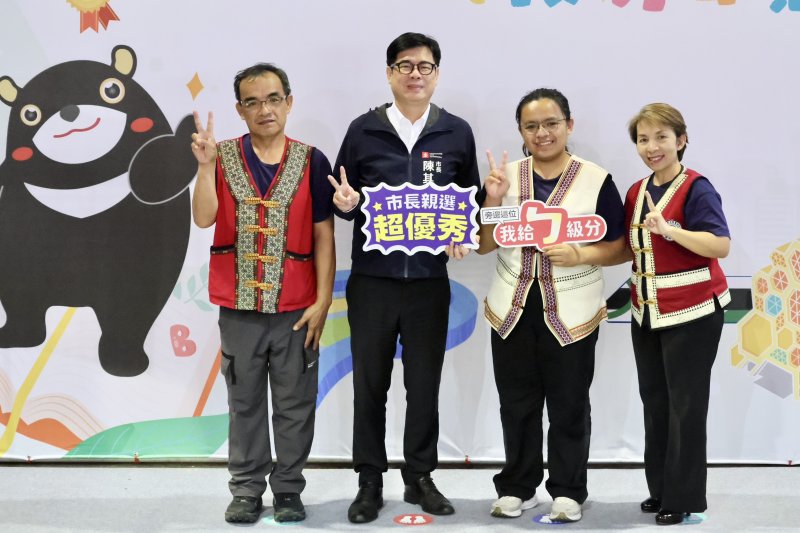 六龜高中撒菲．搭給斯拿伯安（右二）同學獲得模範生與市長獎，也是六龜高中第一位透過繁星推薦錄取法律系的學生。