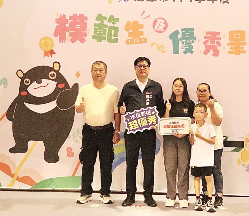 杉林國中黃晨蓁同學（右二）是新住民子女，以全校第一名的優異成績畢業。