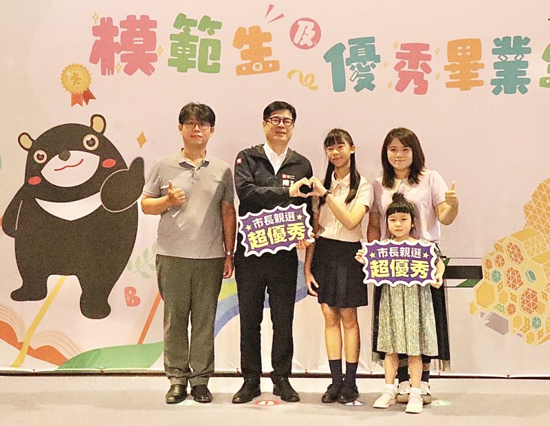 美濃國小邱緗綺同學（右二）同擔任畢業生代表致詞。她在國語演說、作文、客語童詩及英語能力等領域表現亮眼，是美濃客庄孕育出的優秀青年典範。