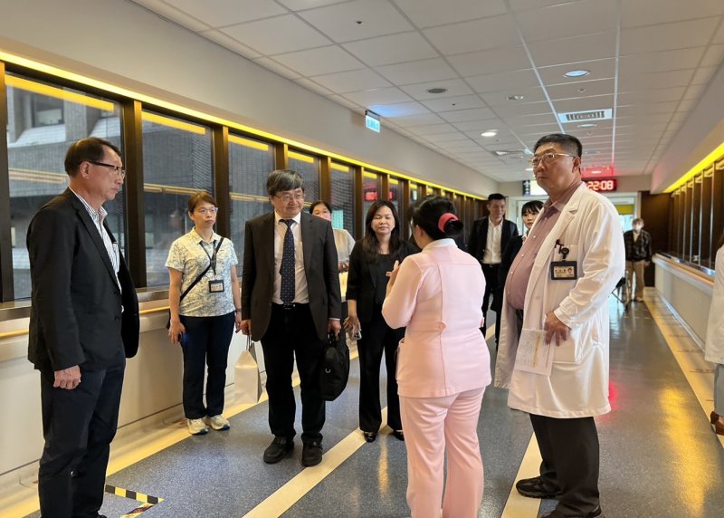 參觀台大新血管中心-活力走廊，分享病人友善空間設計與心臟復健照護特色。