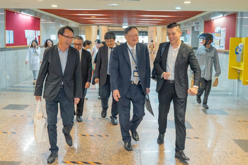 樹人醫專林寬碩董事長（左）、臺大醫院余忠仁院長（中）及林佑澂董事（右）於院區交流，共商院校合作發展。