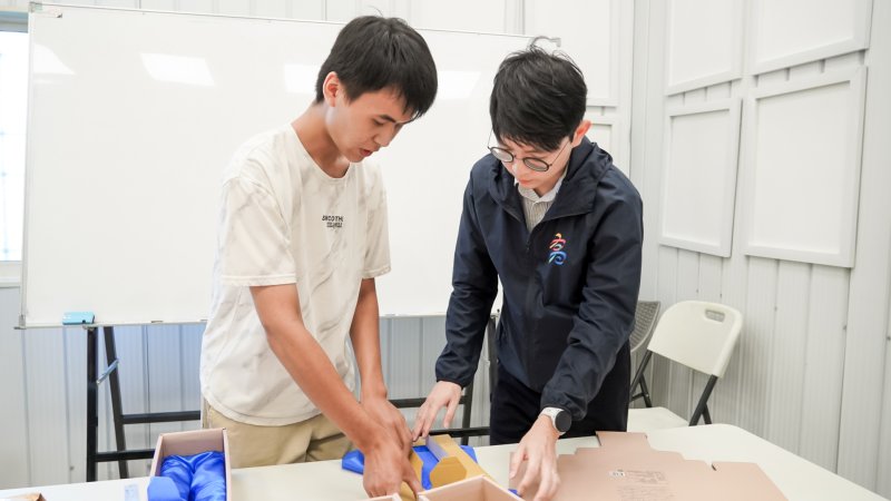 青年局長林楷軒（右）與正修科技大學劉青叡（左）交流產品包裝流程，並關心其工作適應情形及未來規劃。