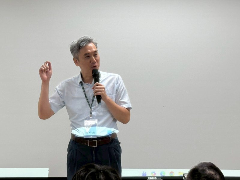 理學院任中元院長勉勵台下學員在兩天的精采課程中實踐科學精神：
