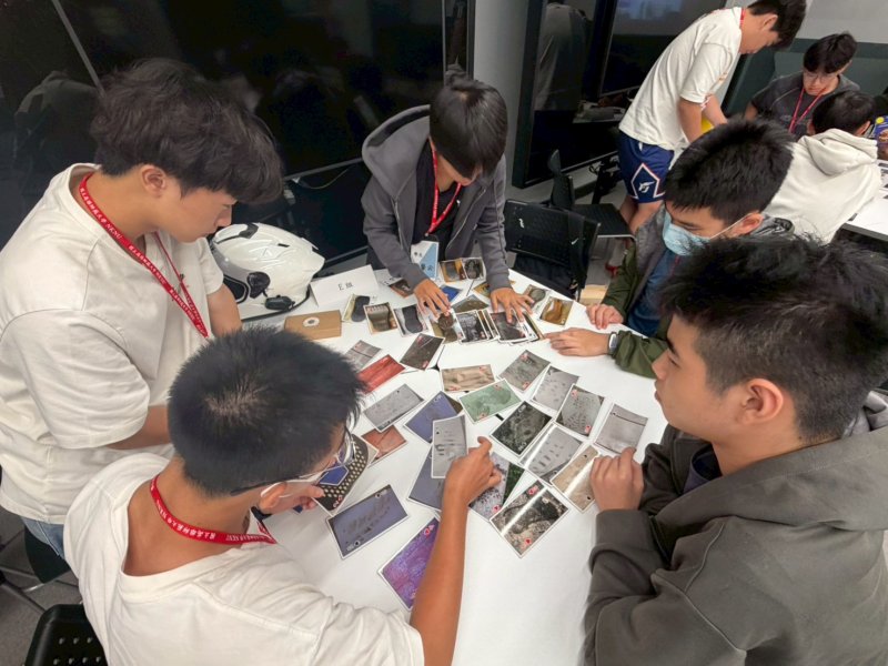 學員分組進行「鞋印比對」實作競賽。