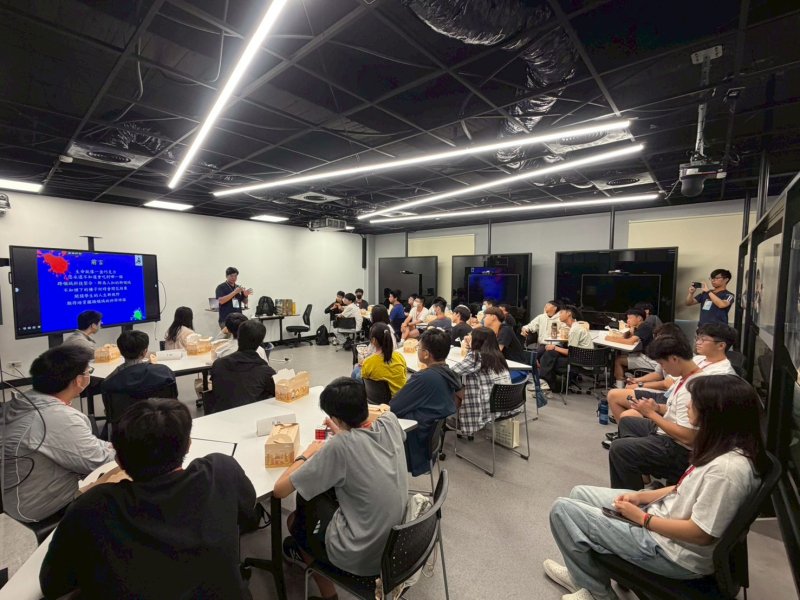 高炳大理學院舉辦「2026暑期鑑識科學營」，青年學子走進犯罪偵查科學現場，從理論到實作化身「福爾摩斯」，在科學證據中學習追尋真相。