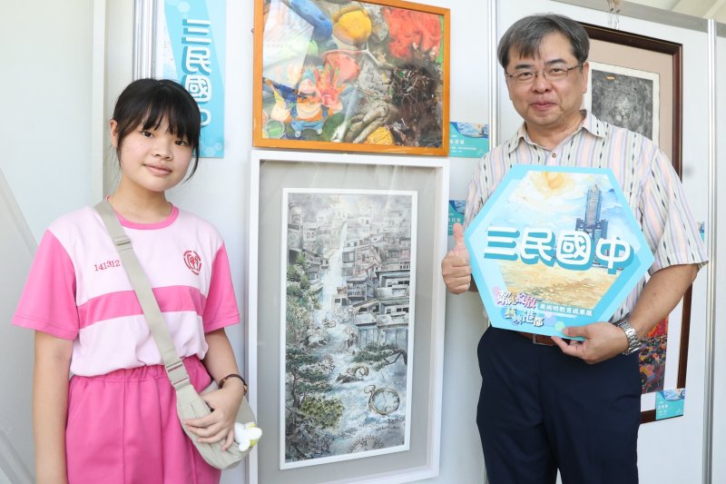 三民國中學生林玟妡(如圖左)創作的《時光洪流》,右為張振義校長。 三民國中學生林玟妡(如圖左)創作的《時光洪流》,右為張振義校長。