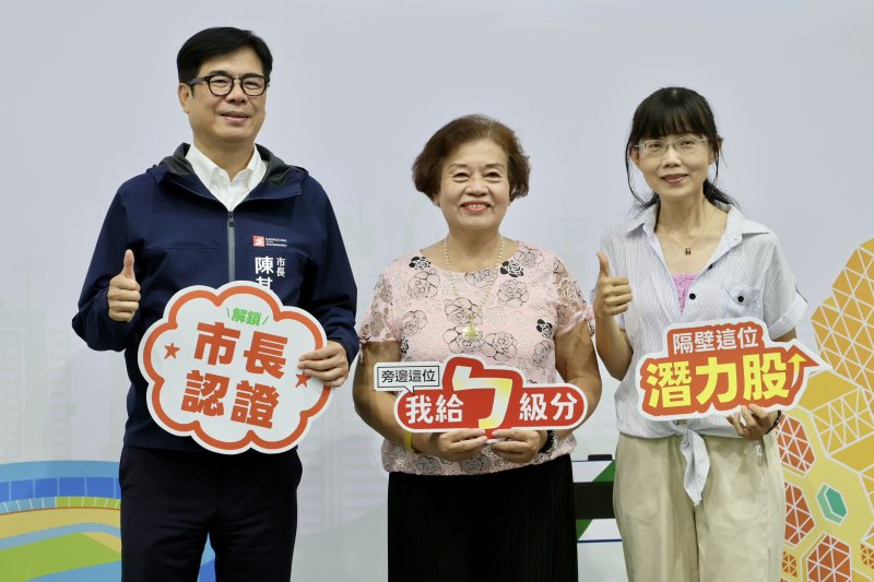 年齡最長的畢業生70歲高雄市小港國中進修部陳鶯月(如圖中)。 年齡最長的畢業生70歲高雄市小港國中進修部陳鶯月(如圖中)。