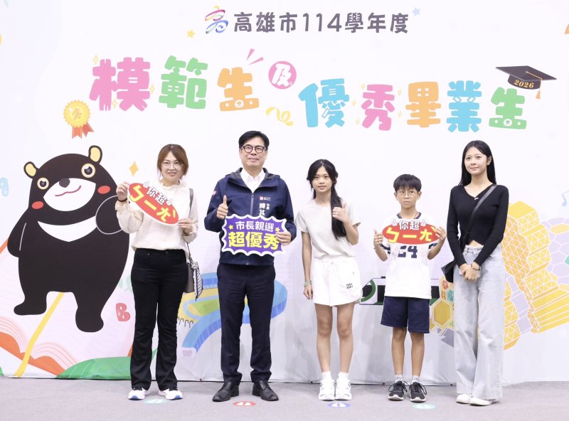 鳳林國中林妤涵同學(左三)在逆境中展現自律與堅毅。 鳳林國中林妤涵同學(左三)在逆境中展現自律與堅毅。