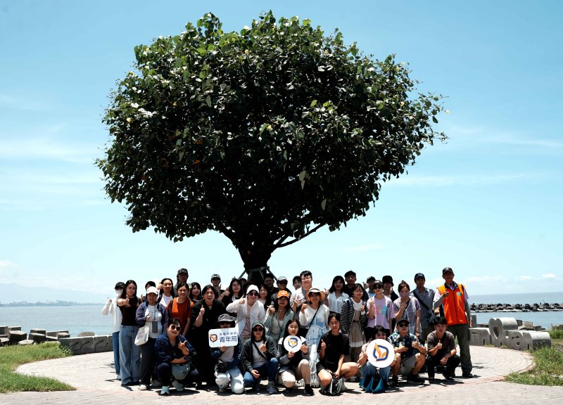 6月30日林園場次串聯海洋濕地、方塊海、洋蔥染及鳳鼻頭考古遺址等特色景點,帶領青年探索高雄最南端的人文與自然風貌。圖為學員於「市境之南樹」前合影。 6月30日林園場次串聯海洋濕地、方塊海、洋蔥染及鳳鼻頭考古遺址等特色景點,帶領青年探索高雄最南端的人文與自然風貌。圖為學員於「市境之南樹」前合影。