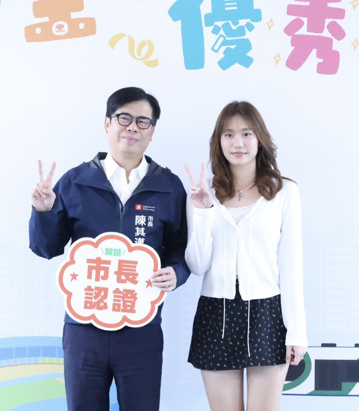 潮寮國中陳可欣同學（右一）國中教育會考刷新潮寮國中創校紀錄。