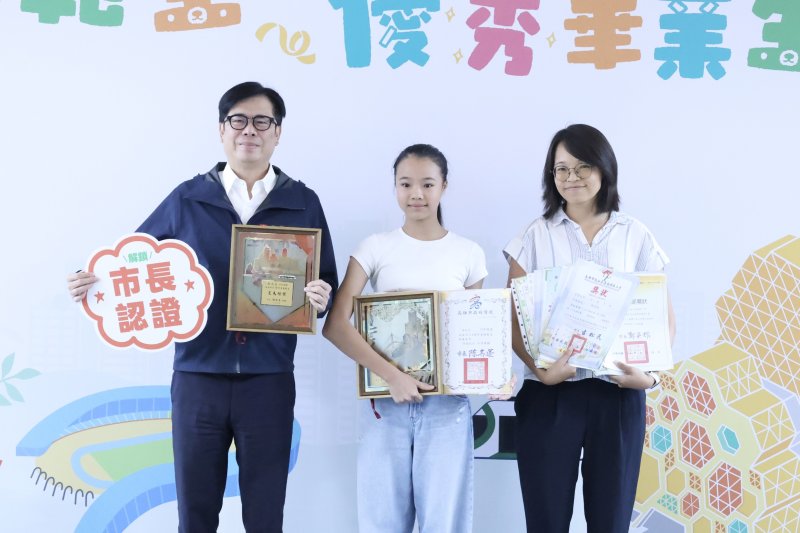 五福國小林苡丞同學（右二）在校六年來累積107張獎狀與證書，現場邀請媽媽一同與市長合影分享。