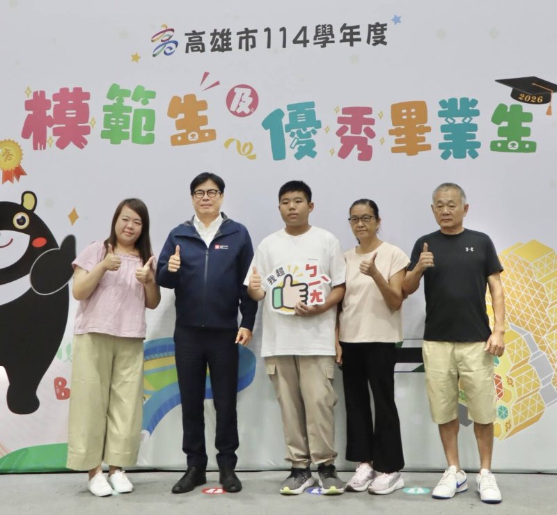 壽天國小童紀嘉同學(右三)。 壽天國小童紀嘉同學(右三)。