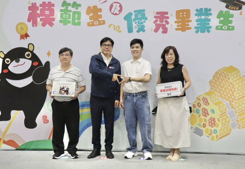 岡山國中王瑞樟同學(右二)。 岡山國中王瑞樟同學(右二)。