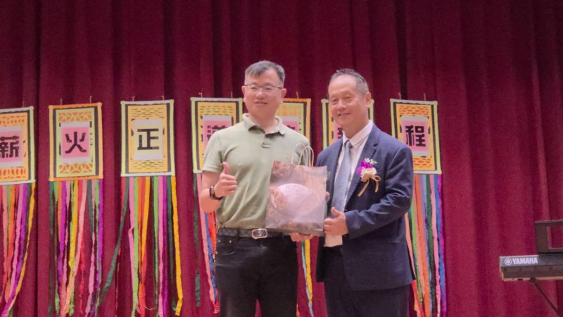 各界致贈禮品,歡迎中正國小新任校長吳軒銘回鍋當校長。(漾新聞記者陳雯萍攝) 各界致贈禮品,歡迎中正國小新任校長吳軒銘回鍋當校長。(漾新聞記者陳雯萍攝)