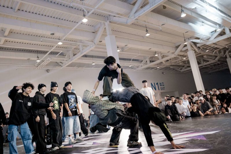 Breaking Crew Battle舞團大秀組合技，為求獲得評審親睞。