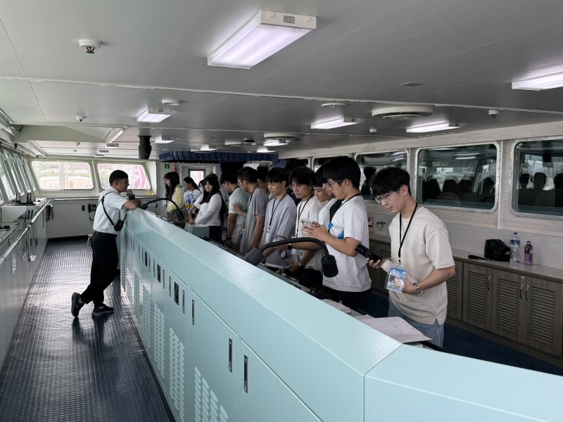 花蓮在地學生參訪認識並探索海事教育與職涯發展。 花蓮在地學生參訪認識並探索海事教育與職涯發展。