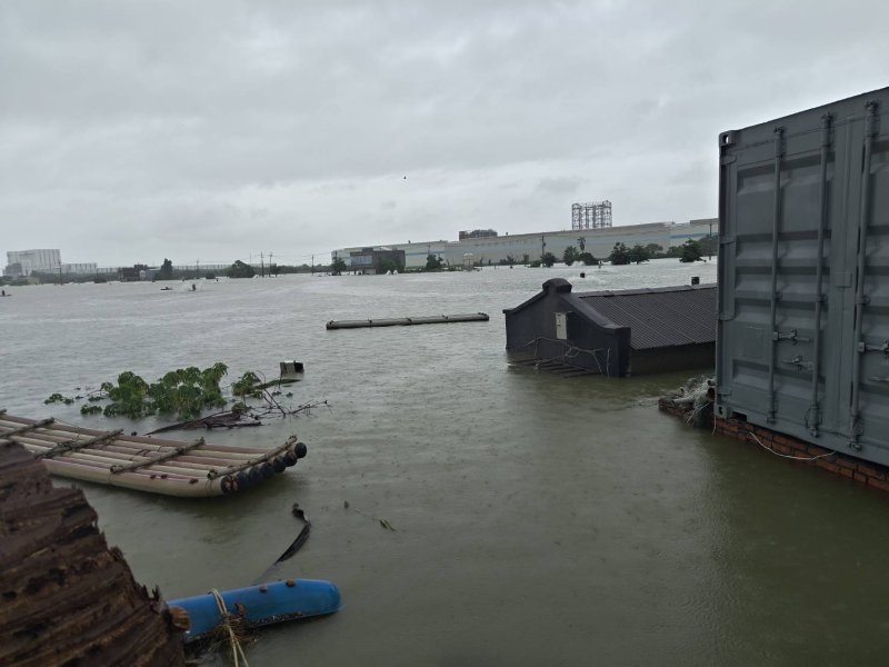土堤在豪雨中發生破口,大水灌入周邊魚塭,部分道路最高積水一度超過2公尺。馬路、魚塭已經傻傻分不清。圖為昨天已經有部份水退的畫面。(漾新聞記者陳雯萍翻攝|養殖戶提供) 土堤在豪雨中發生破口,大水灌入周邊魚塭,部分道路最高積水一度超過2公尺。馬路、魚塭已經傻傻分不清。圖為昨天已經有部份水退的畫面。(漾新聞記者陳雯萍翻攝|養殖戶提供)