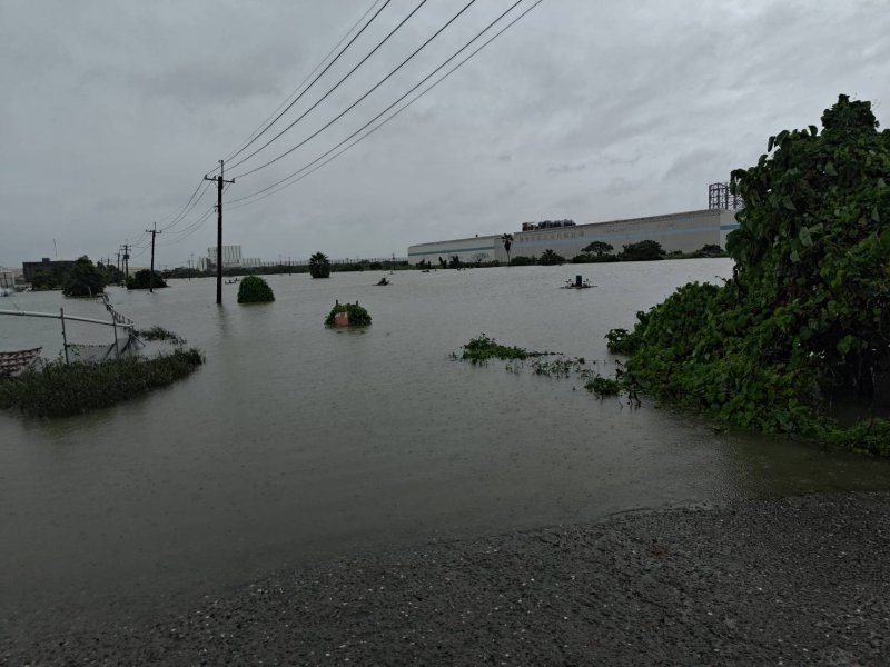 土堤在豪雨中發生破口,大水灌入周邊魚塭,部分道路最高積水一度超過2公尺。馬路、魚塭已經傻傻分不清。圖為昨天已經有部份水退的畫面。(漾新聞記者陳雯萍翻攝|養殖戶提供) 土堤在豪雨中發生破口,大水灌入周邊魚塭,部分道路最高積水一度超過2公尺。馬路、魚塭已經傻傻分不清。圖為昨天已經有部份水退的畫面。(漾新聞記者陳雯萍翻攝|養殖戶提供)