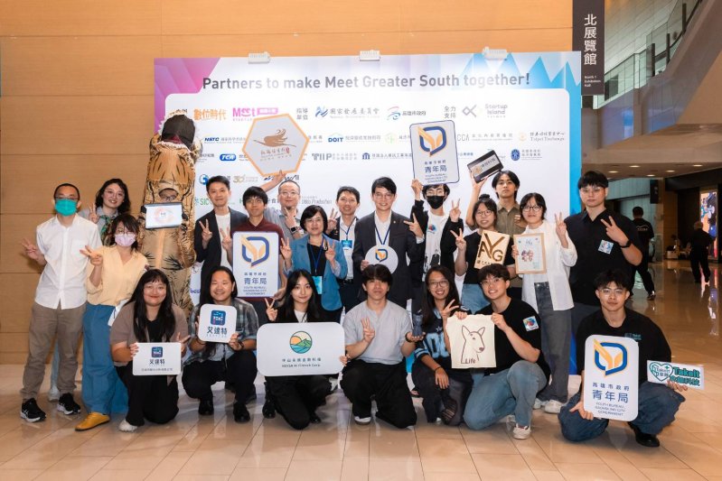 今年「2026 Meet Greater South 亞灣新創大南方」現場盛況空前，經濟部長龔明鑫、高雄市長陳其邁、產發署署長邱求慧、中企署署長李冠志、經發局長廖泰翔、青年局長林楷軒、商周出版發行人何飛鵬等人，與參展的高雄青創、新創團隊於高雄市政府主題館前合照，展現新創團隊鏈結產業資源的豐沛能量。